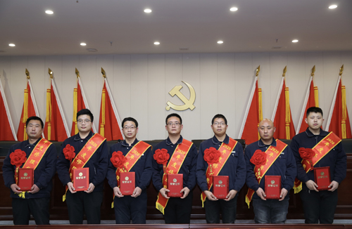 0206 修理能手從左至右依次為 邵冠峰、王寶玉、潘春樂、李龍、許特斯、韓利杰、寇增亮.jpg