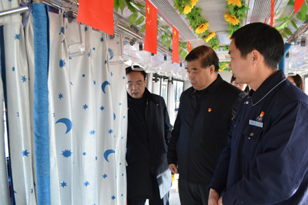 “娘家人”來公交 職工暖心增信心 市總工會(huì)黨組書記、常務(wù)副主席杜中岳一行到公交集團(tuán)調(diào)研