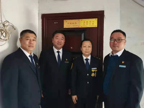“一人得獎(jiǎng)，全家光榮” 送“牌”上門，集團(tuán)為標(biāo)兵先進(jìn)送去榮譽(yù)喜報(bào)牌匾