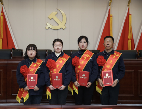 0207 從左至右依次為 點鈔能手王璐、充值能手孫昭娣、教學(xué)能手王慧娟、孫衛(wèi)東.jpg