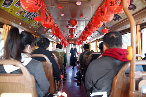 慶祝建司70周年！洛陽公交集團邀請市民代表“零距離”探秘公交03.JPG